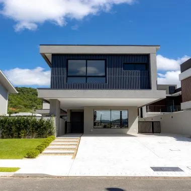 Casa em Condomínio Fechado com suíte Master e Piscina Casa em Condomínio Fechado com suíte Master e Piscina